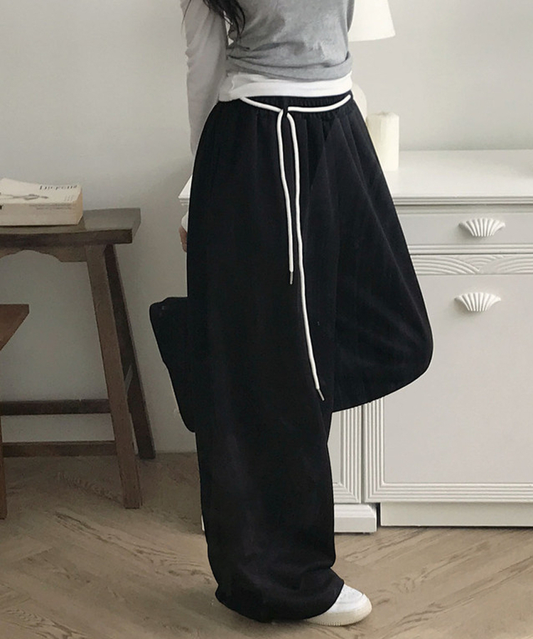 유렌 스트랩 하트 나염 백포켓 와이드 트레이닝 팬츠 블랙