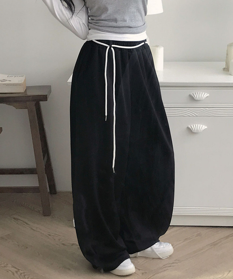 유렌 스트랩 하트 나염 백포켓 와이드 트레이닝 팬츠 블랙