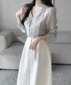 【マフラー付き】ディープボタンブラウス GRAY