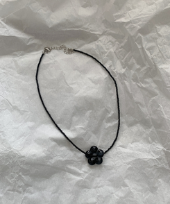 フラワーブラックビーズネックレス