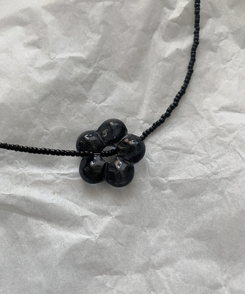 フラワーブラックビーズネックレス