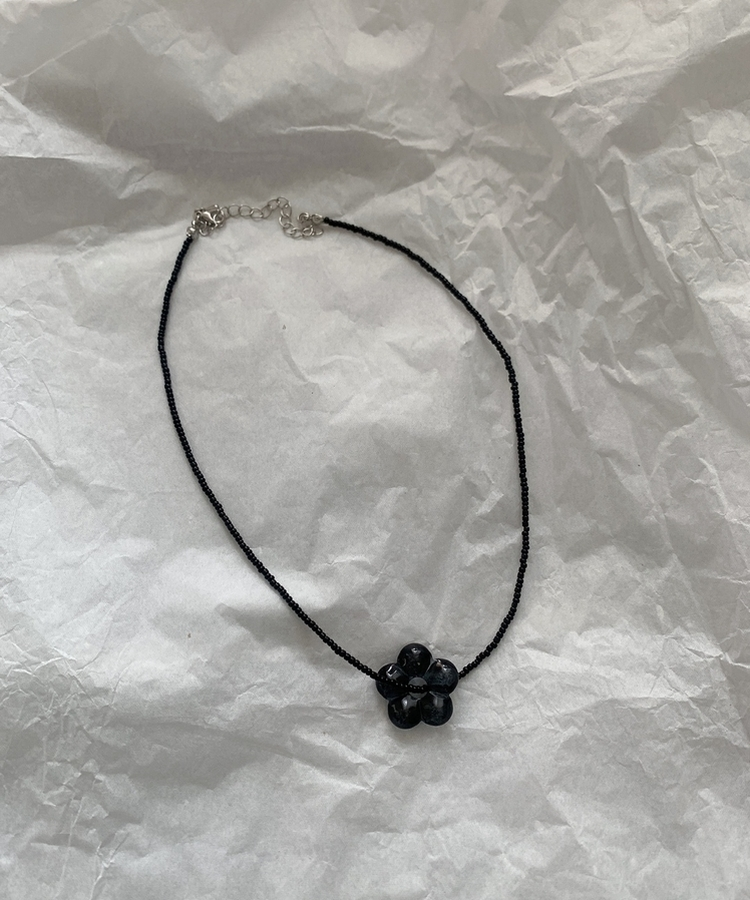 フラワーブラックビーズネックレス