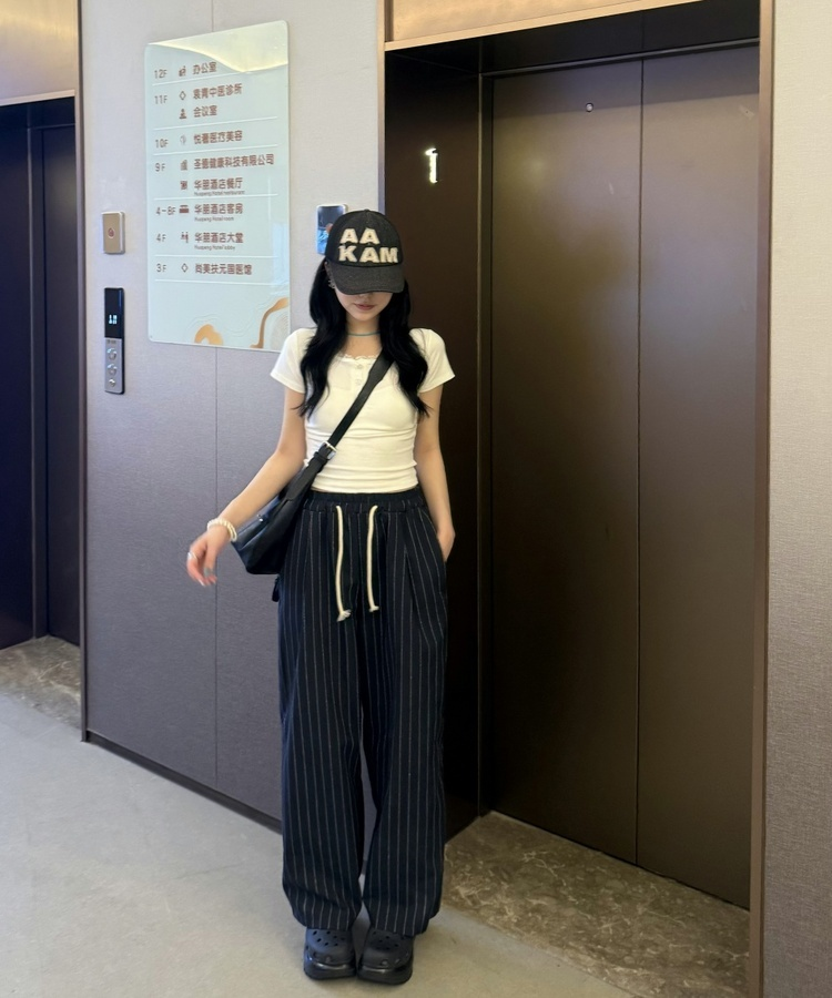 레이스 버튼 슬림핏 반팔 티셔츠 화이트