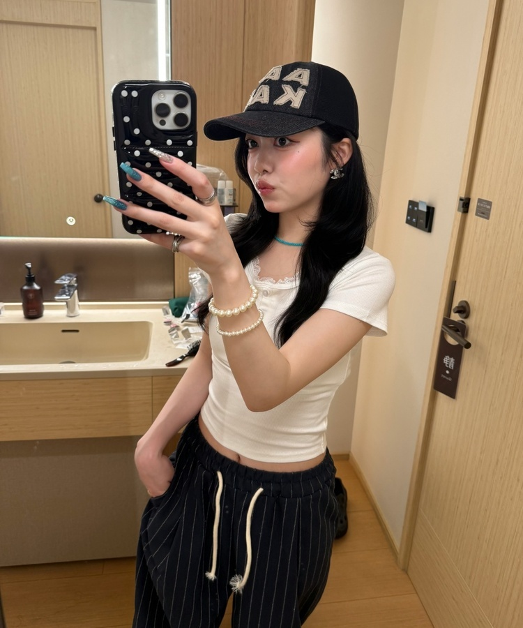 레이스 버튼 슬림핏 반팔 티셔츠 화이트