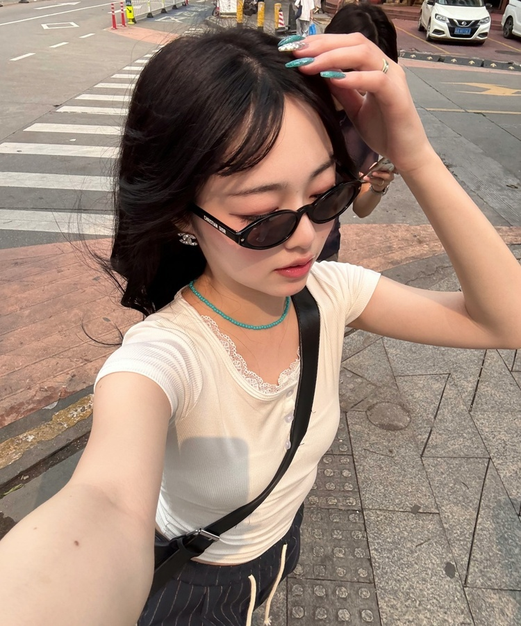 레이스 버튼 슬림핏 반팔 티셔츠 화이트