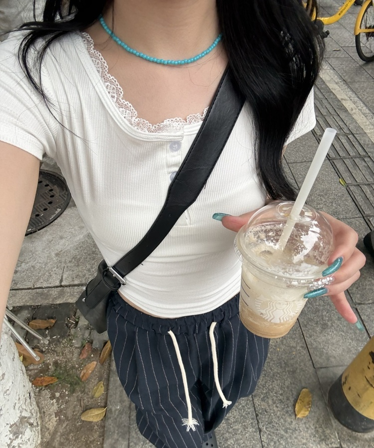 레이스 버튼 슬림핏 반팔 티셔츠 화이트