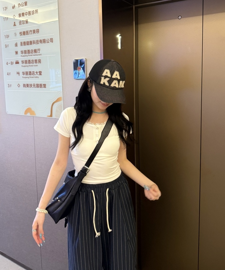 레이스 버튼 슬림핏 반팔 티셔츠 화이트