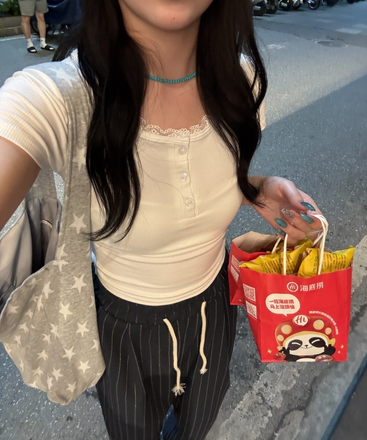 레이스 버튼 슬림핏 반팔 티셔츠 화이트