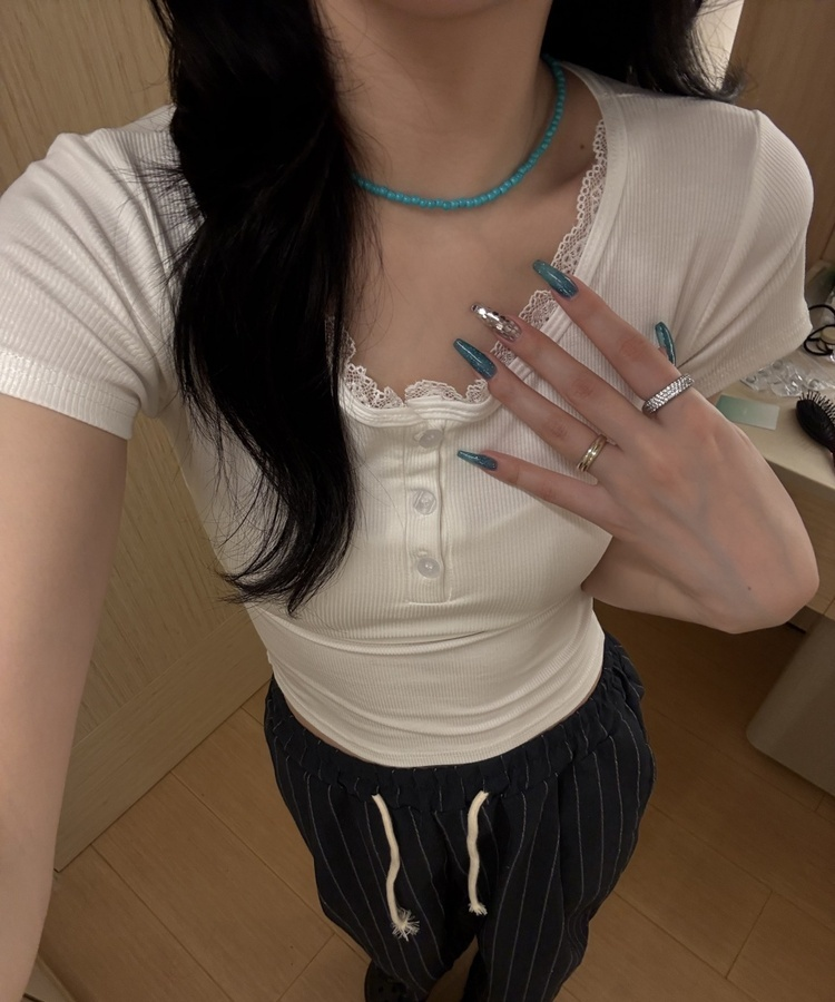 레이스 버튼 슬림핏 반팔 티셔츠 화이트