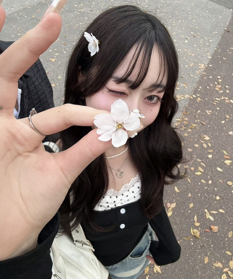 도트 셔링 일체형 긴팔 티셔츠 블랙