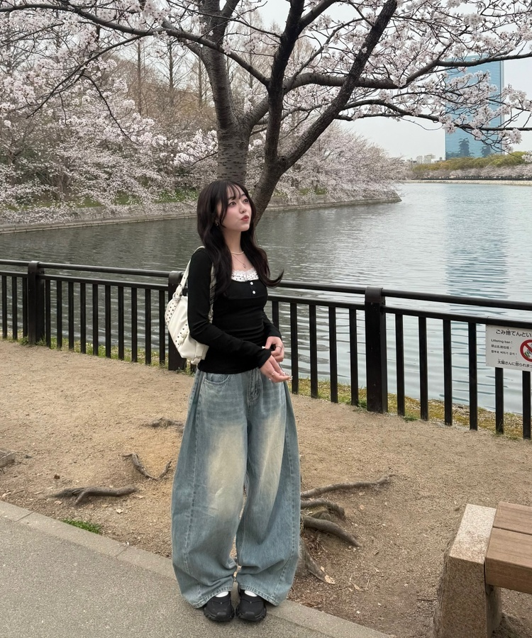 도트 셔링 일체형 긴팔 티셔츠 블랙