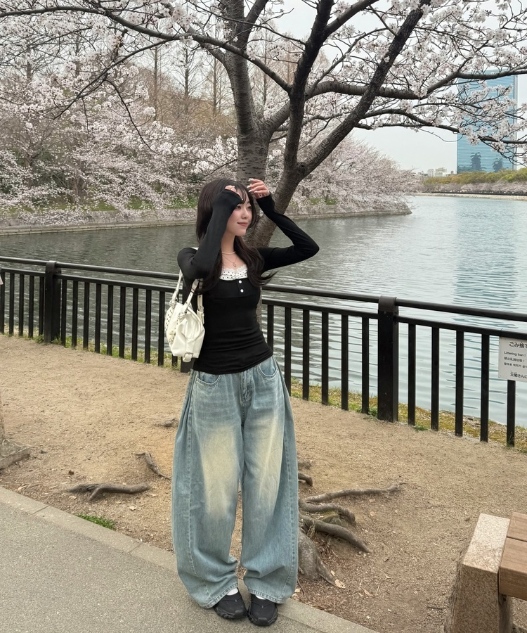 도트 셔링 일체형 긴팔 티셔츠 블랙