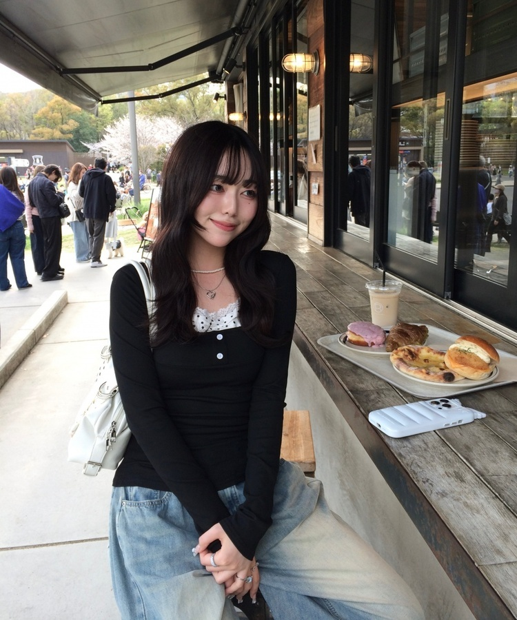 도트 셔링 일체형 긴팔 티셔츠 블랙