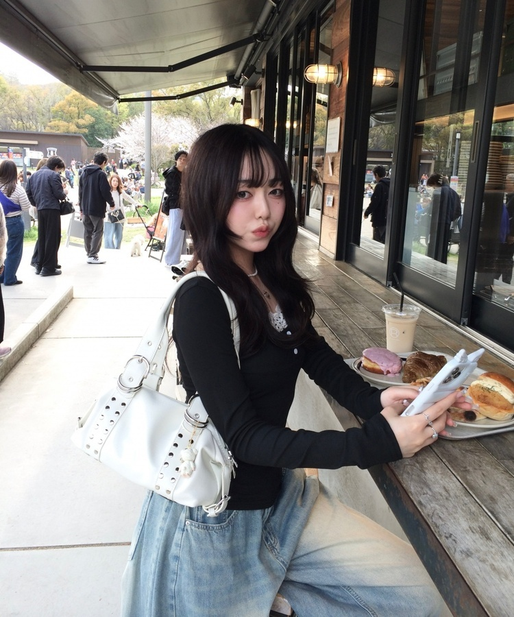 도트 셔링 일체형 긴팔 티셔츠 블랙