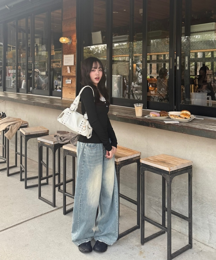 도트 셔링 일체형 긴팔 티셔츠 블랙