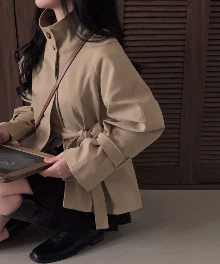 스튜디오 백버튼 하이넥 숏 트렌치 코트 자켓 진베이지