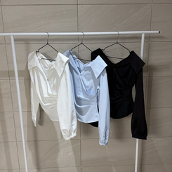 フェミニンシャーリングブラウス