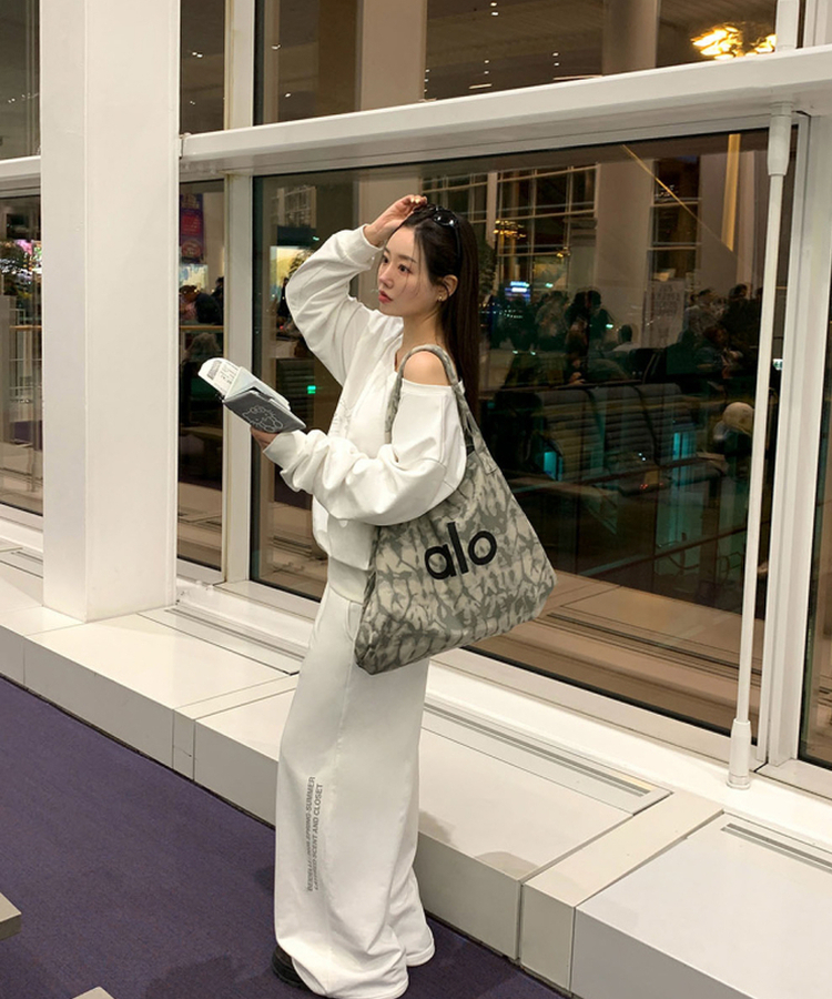 【SET】オフショルダートップス＋トレーニングパンツ WHITE