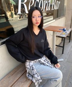 Vネックトレーナー BLACK