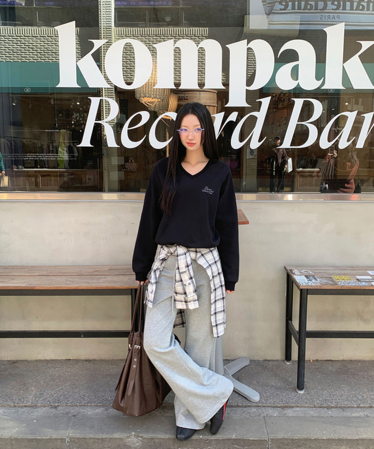 Vネックトレーナー BLACK