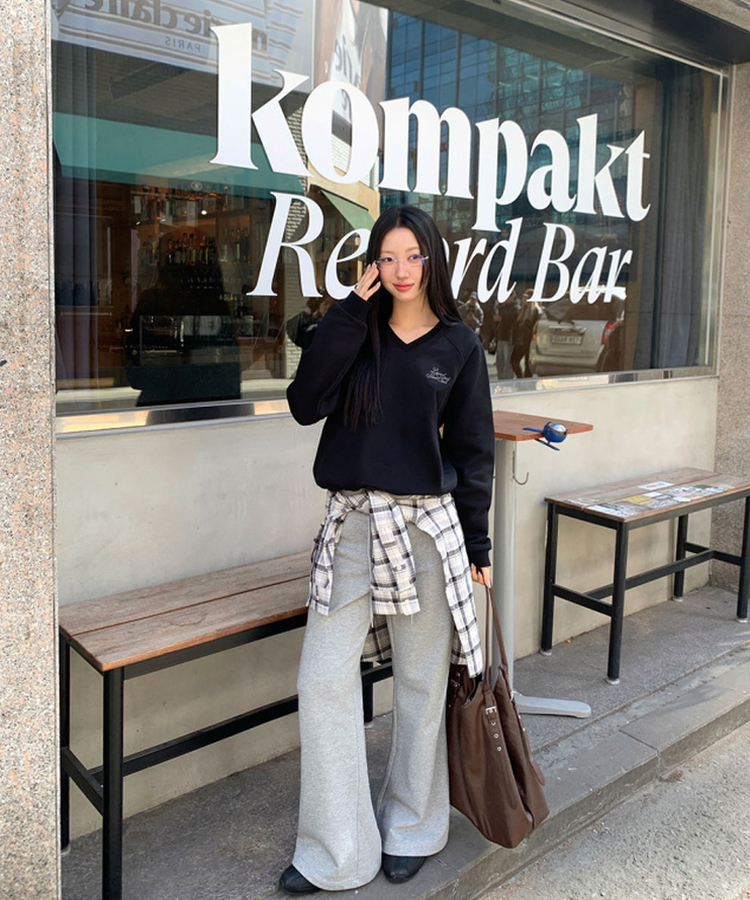 Vネックトレーナー BLACK