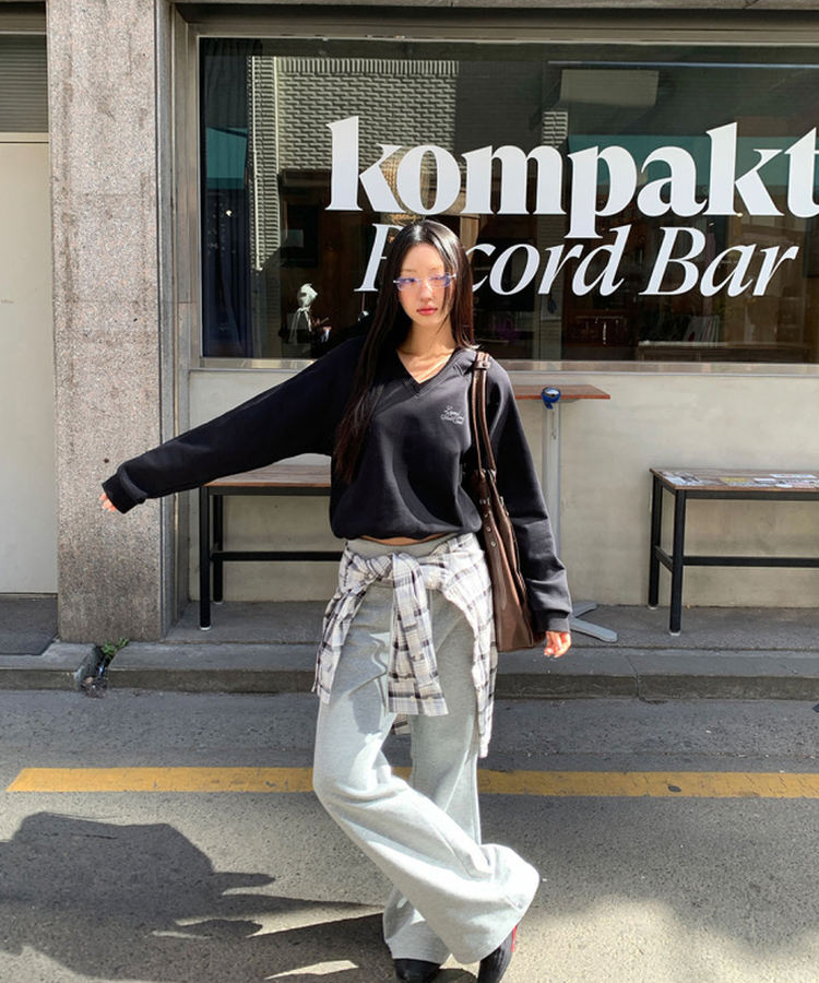 Vネックトレーナー BLACK