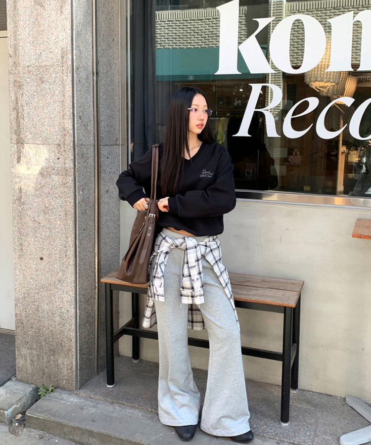 Vネックトレーナー BLACK