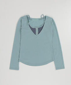 レイヤードVネックトップス