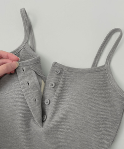 【カップ付き】ボタンストラップキャミソール