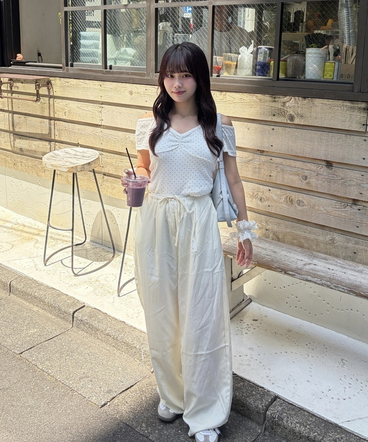 도트 홀터넥 오프숄더 티셔츠 화이트