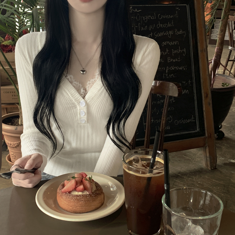 부드러워요 레이스 브이넥 버튼 슬림핏 골지 긴팔니트 화이트