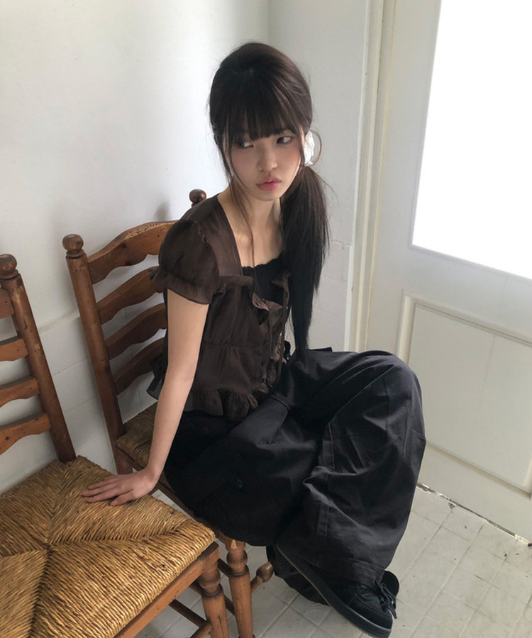 ストラップフリル半袖ブラウス BROWN