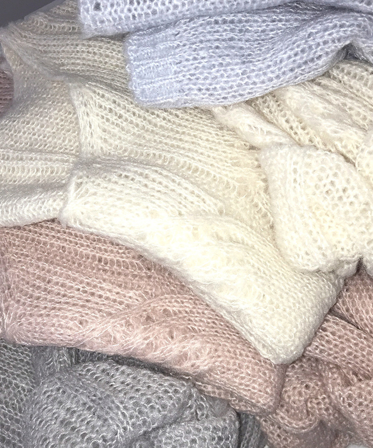 Vネックシースルーニット