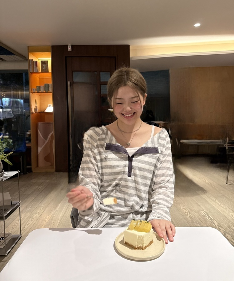 스트라이프 헨리넥 티셔츠 그레이