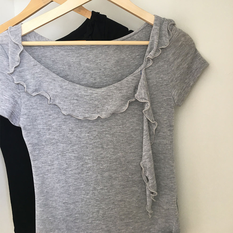 半袖フリルユニークデイリーTシャツ