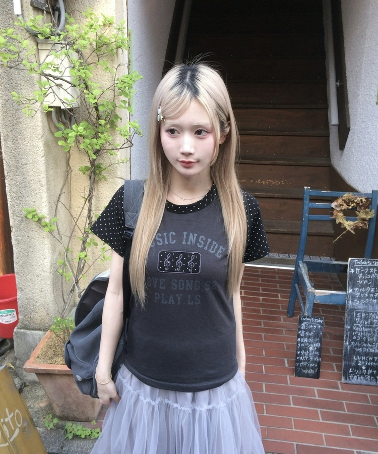 도트 배색 그래픽 반팔 티셔츠 차콜