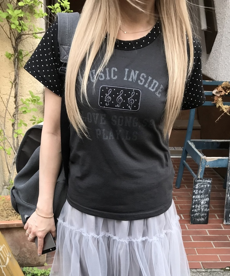 도트 배색 그래픽 반팔 티셔츠 차콜
