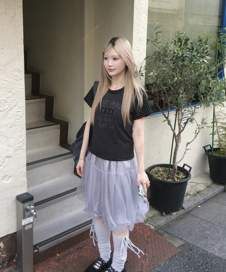 도트 배색 그래픽 반팔 티셔츠 차콜