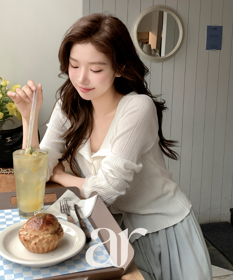 (軽く羽織りやすい／華奢フィット)   プリーツ スリム ボタン 長袖 カーディガン   IVORY