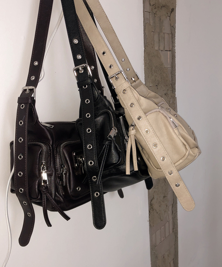 レザーアイレットベルトショルダーバッグ