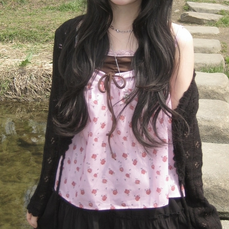 모델 PICK 빈티지 잔꽃 배색 레이어드 리본 나시 블라우스 여름 퍼플