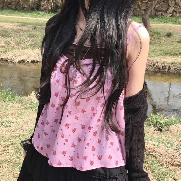 모델 PICK 빈티지 잔꽃 배색 레이어드 리본 나시 블라우스 여름 퍼플