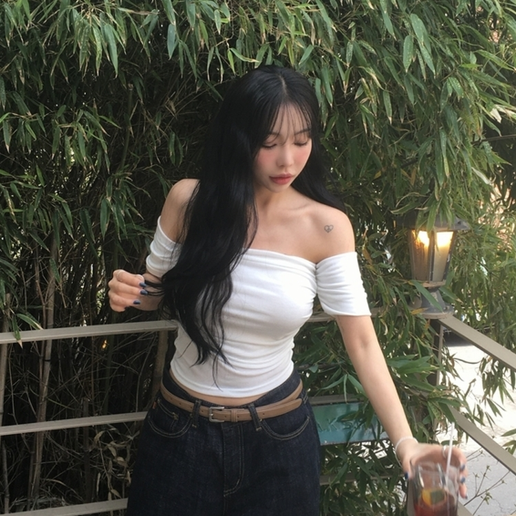 オフショルダーシャーリング半袖Tシャツ IVORY