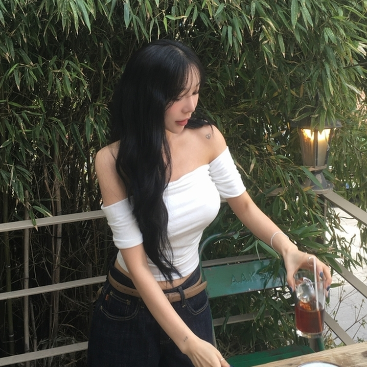 オフショルダーシャーリング半袖Tシャツ IVORY