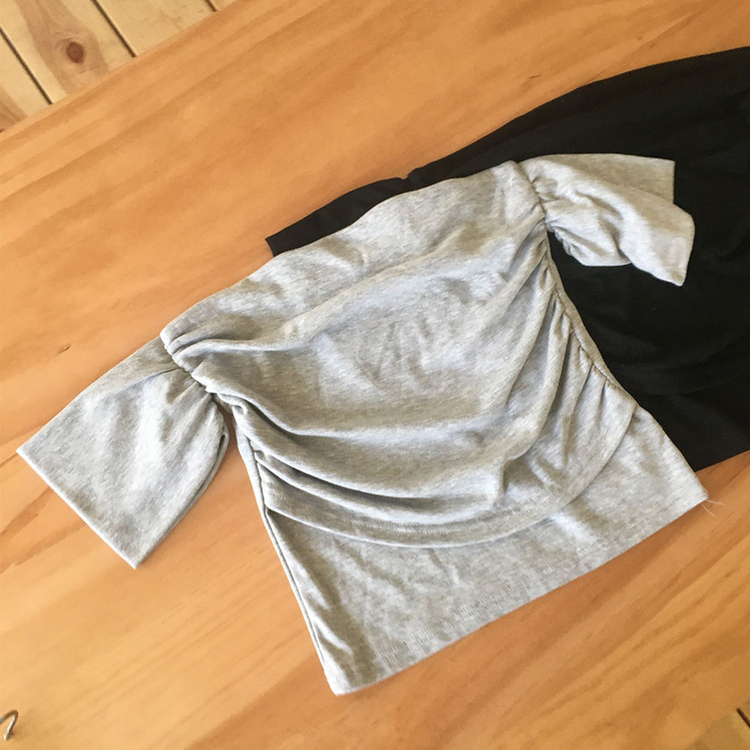 オフショルダーシャーリング半袖Tシャツ