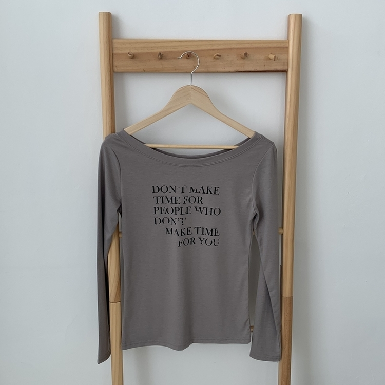 オフショルダーレタリング長袖Tシャツ