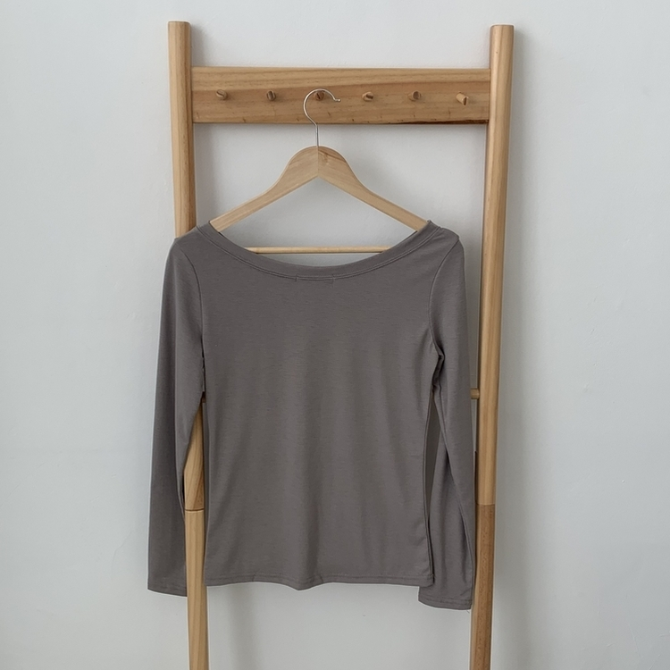 オフショルダーレタリング長袖Tシャツ