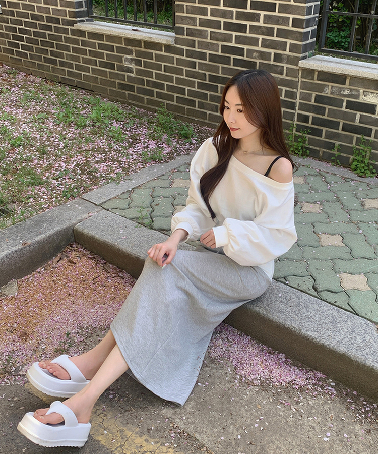 オフショルダークロップドトレーナー IVORY