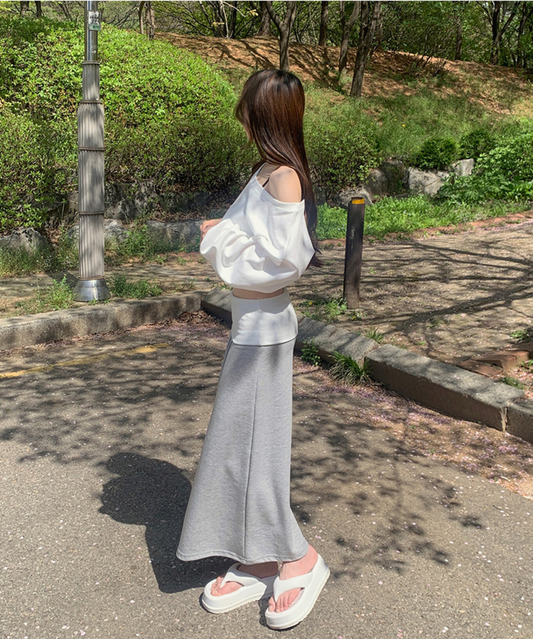 オフショルダークロップドトレーナー IVORY