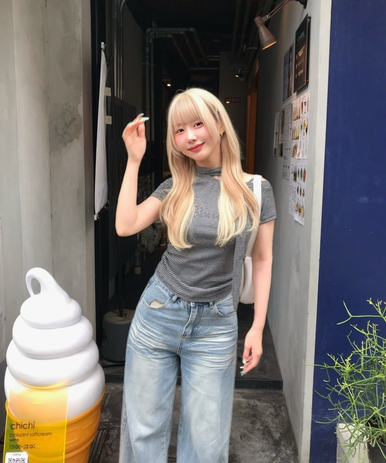 ポケット刺繍ウォッシュワイドデニムパンツ LIGHT DENIM